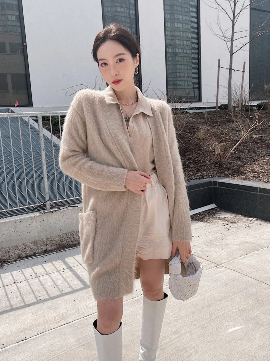 B編織-Mini Jodie 編織皮革打結圓型 hobo包 上身圖 白