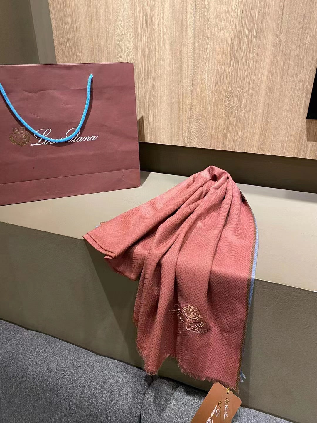 L-Piana  100%羊絨純色系水毛人字紋金斯圍巾-200隻水絨紗線-90*200cm