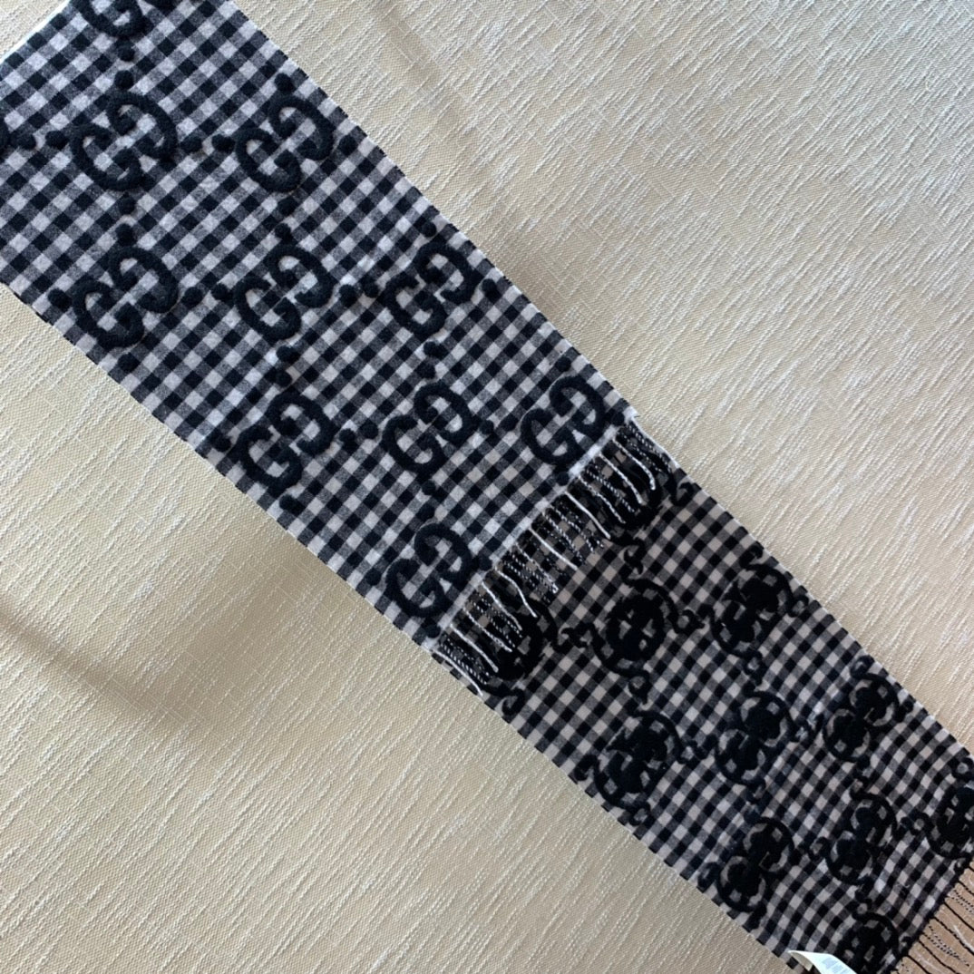 Gucci 新款大LOGO圍巾