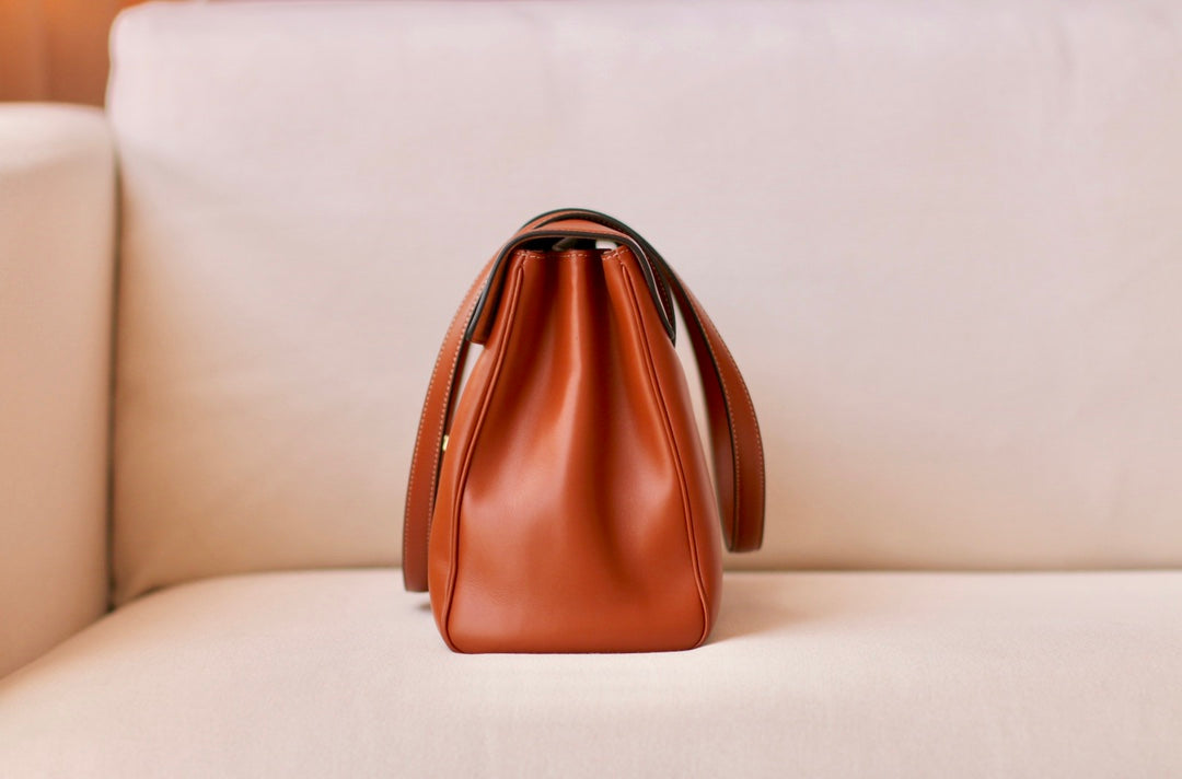 Celine SOFT 16 中號光滑牛皮革手-棕色