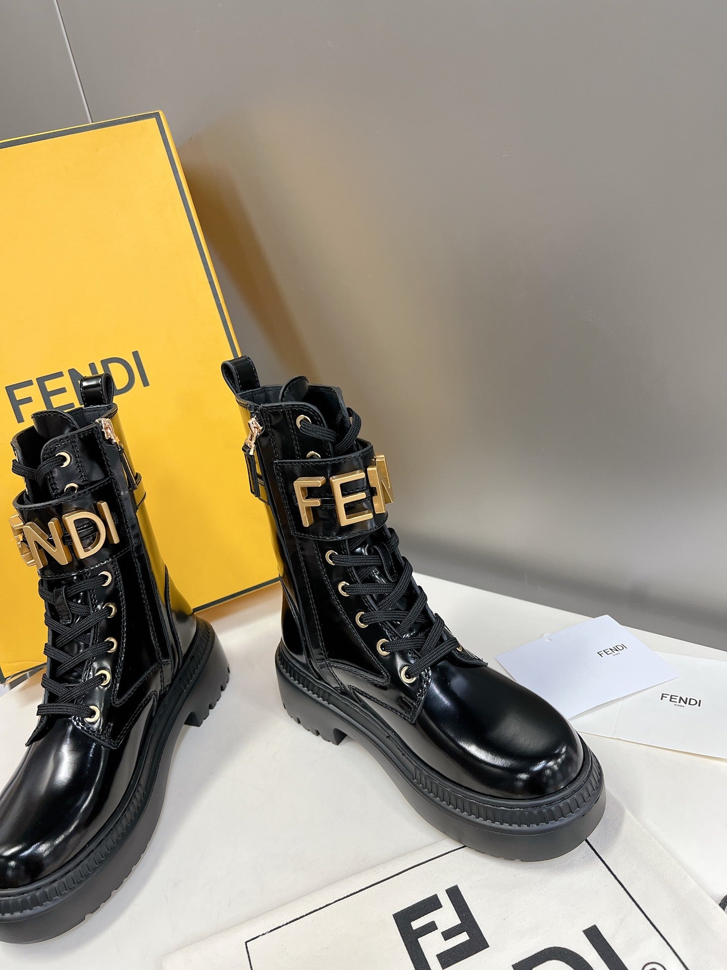 芬F家-2022早春新款 綁帶字母扣馬丁短靴 黑色