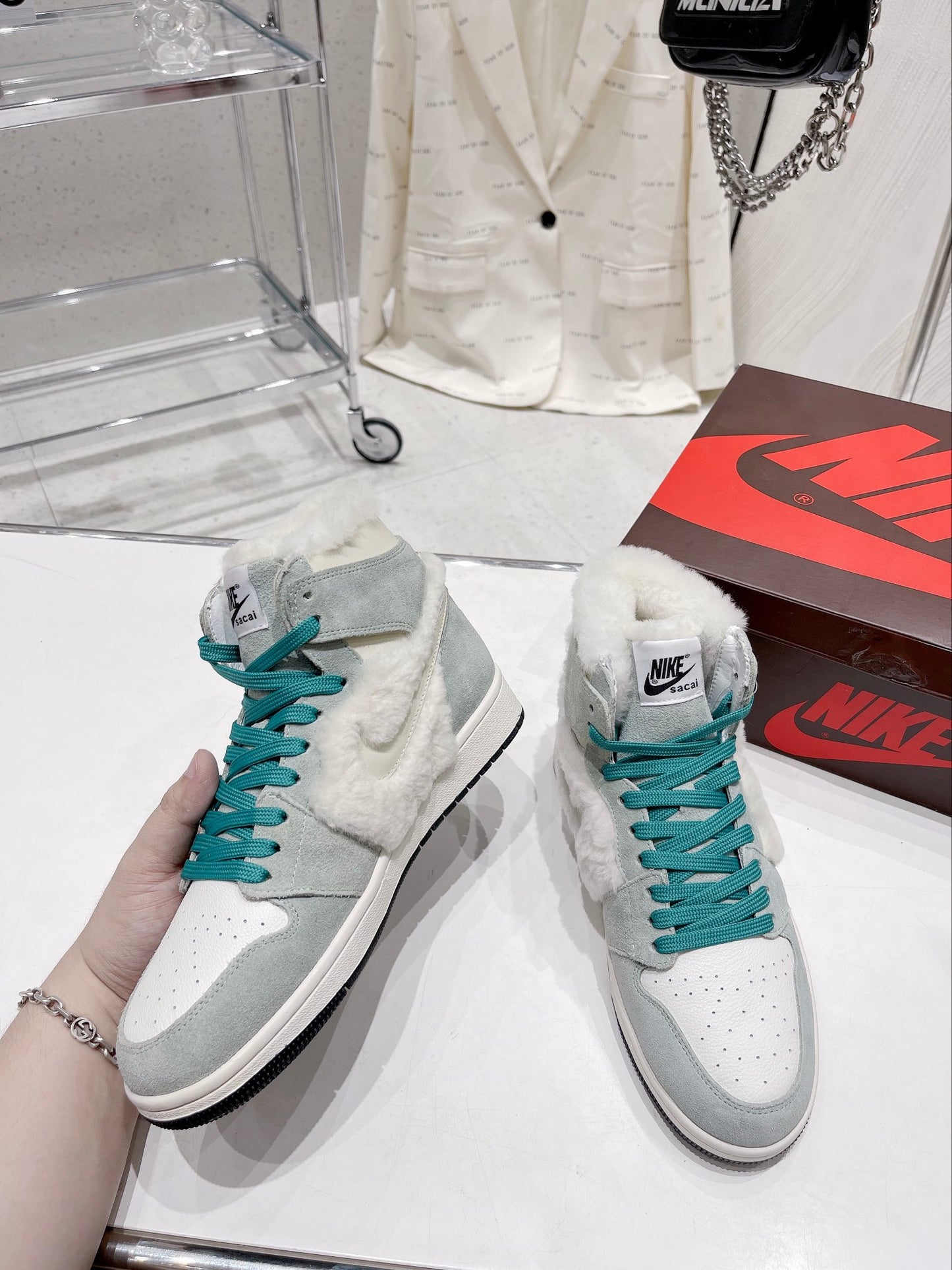 N1KE-WMNS Air Jordan 1 男女同款 毛毛款 灰色