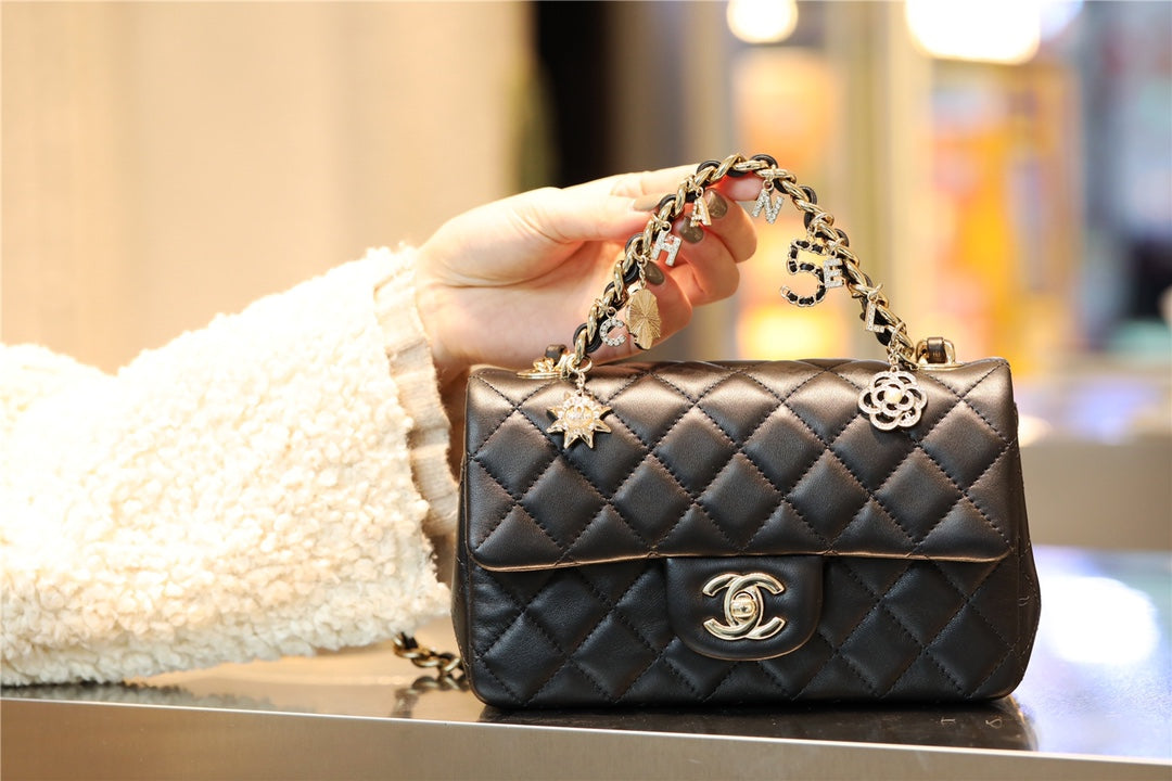 Chanel 吊墜徽章 mini CF