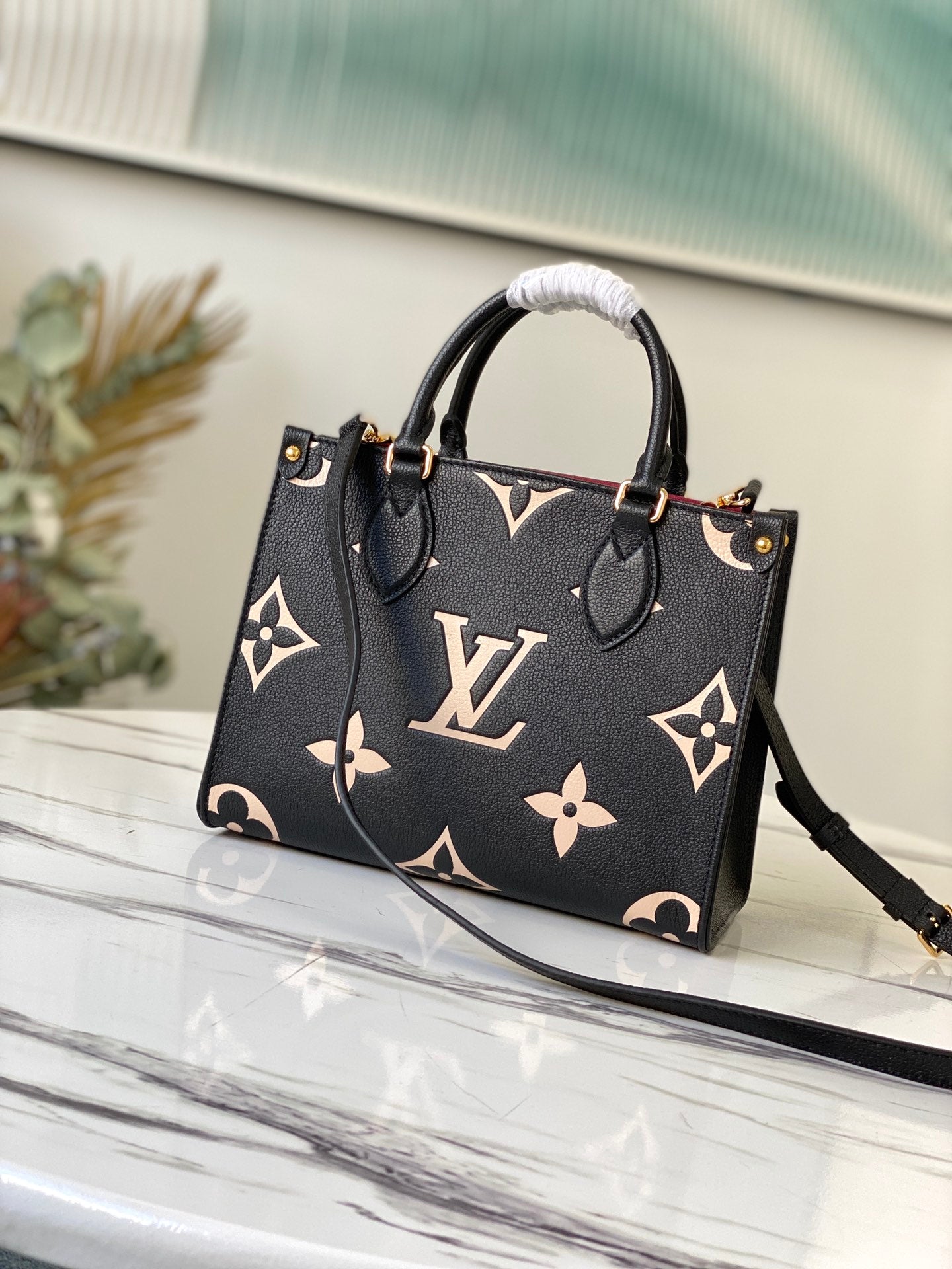 LV M45659 Onthego 黑色壓花