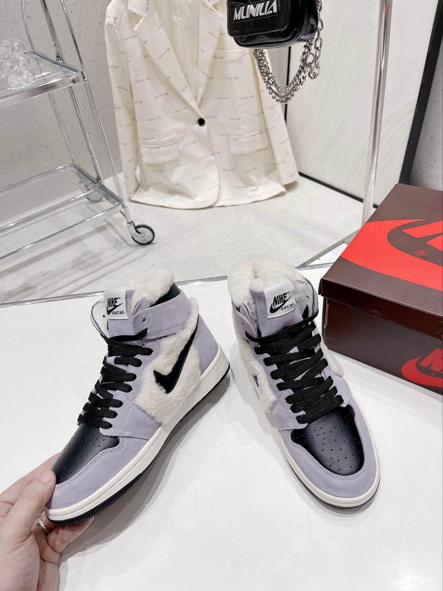 N1KE-WMNS Air Jordan 1 男女同款 毛毛款 灰色
