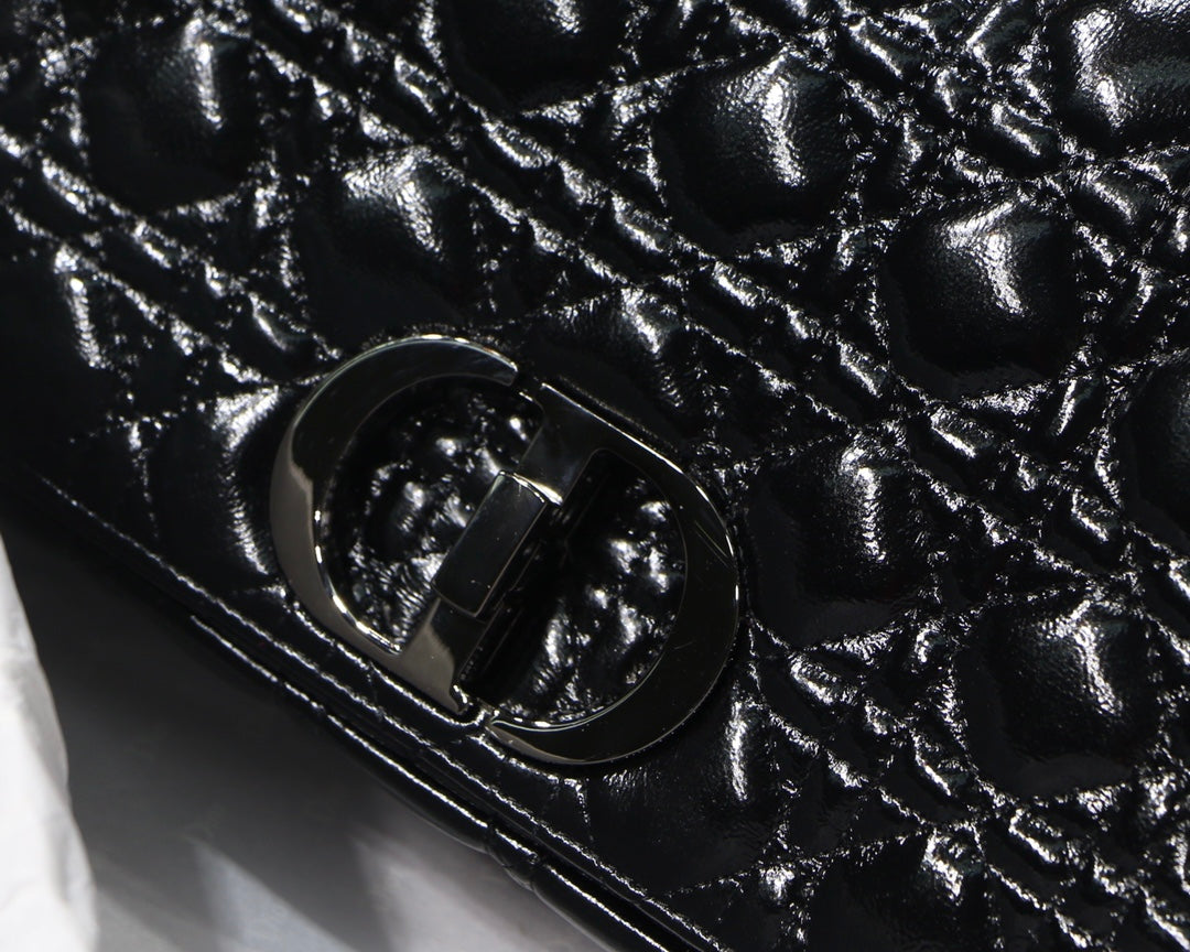 Dior Caro 褶皺漆皮系列 大號28cm-黑色