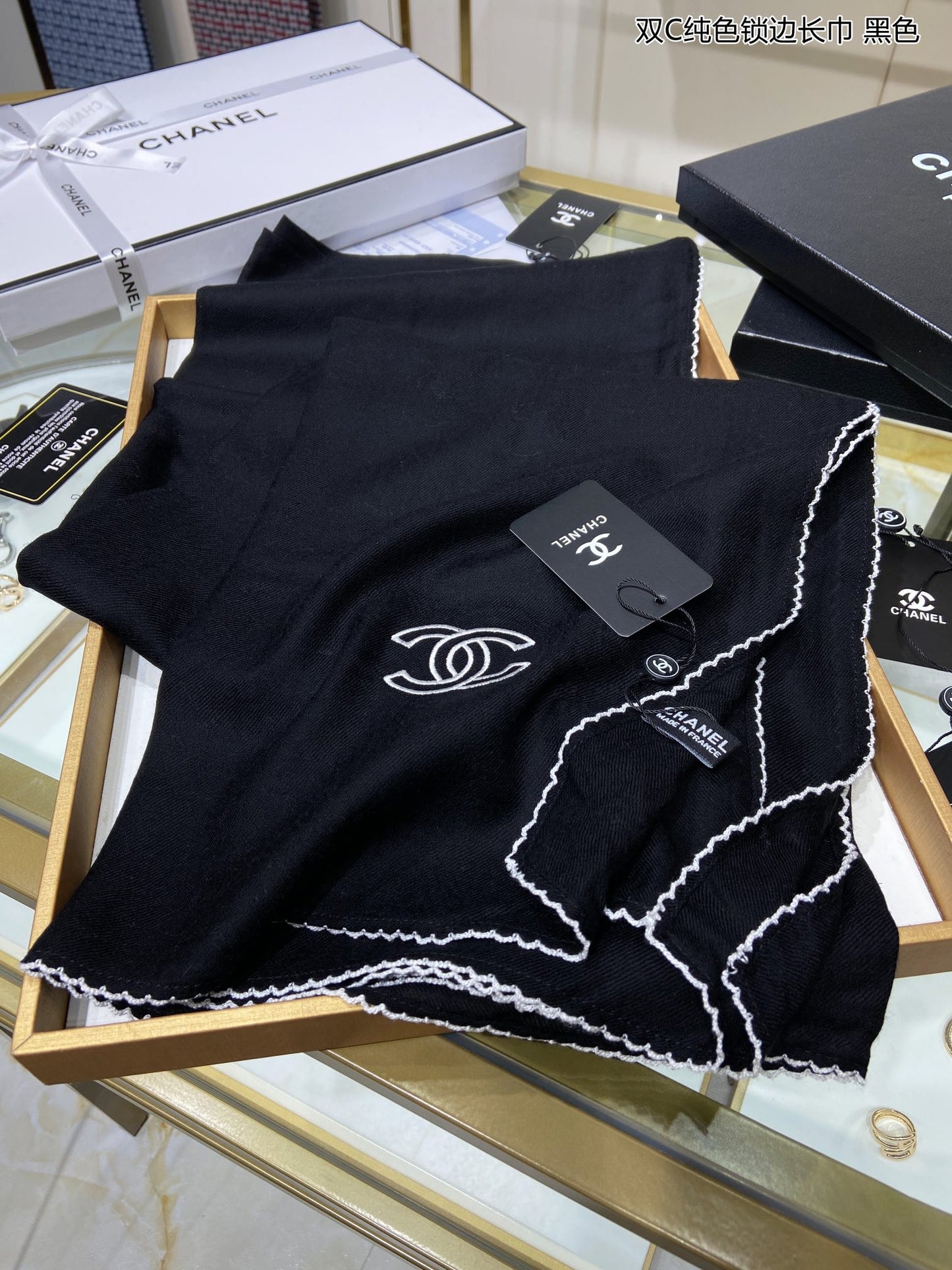 Chanel 純色鎖邊羊絨圍巾