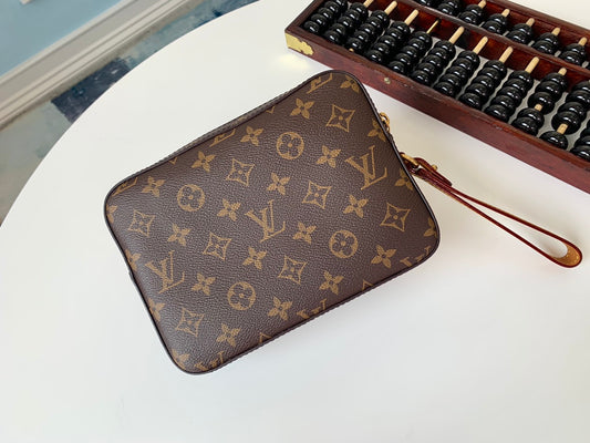 M44779 路L家-Soft Trunk 手拿包