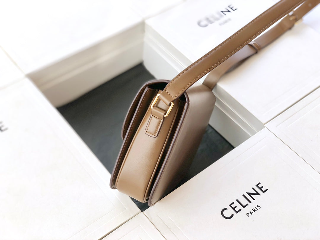 Celine TRIOMPHE 中號小牛皮-咖啡色