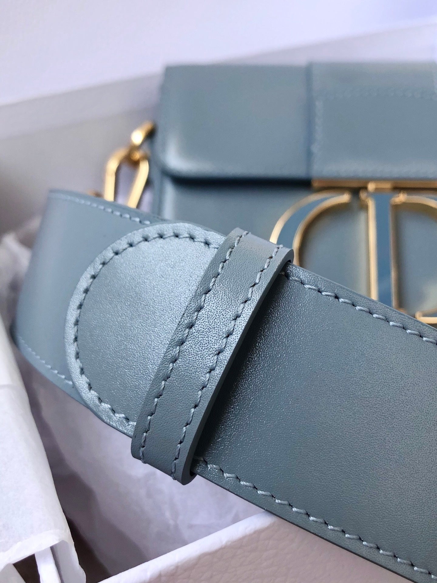 Dior 蒙田 Mini Box-平紋牛皮-珐瑯扣-17.5cm-霧霾藍