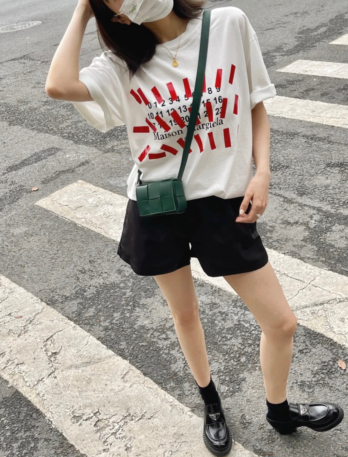 B編織-羊皮方格Mini cassette Bag 迷你編織包 12x8x4 上身圖