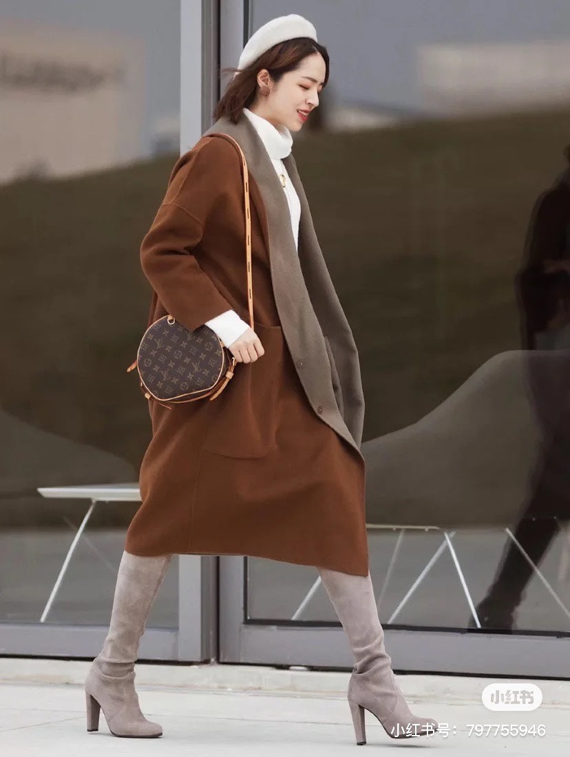M52294 路L家-BOITE CHAPEAU SOUPLE軟圓餅包 上身照
