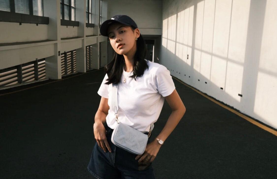 M81399 路L家-Wallet on Strap 手袋 鏈條包 白色 上身照