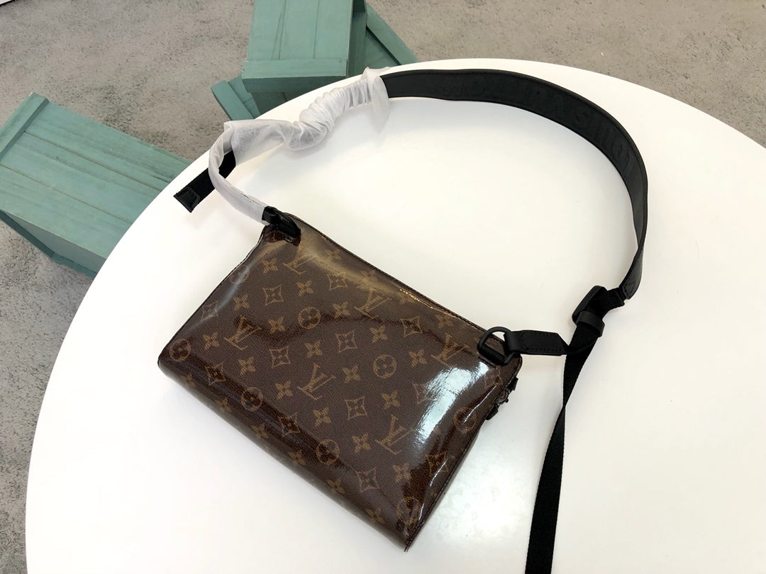 Lou-Monogram Titanium小號 郵差包