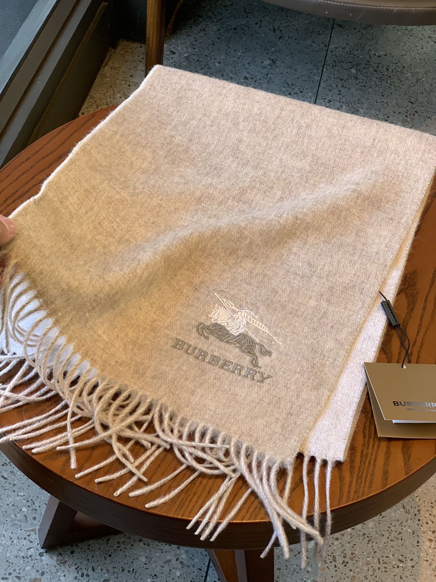 巴B家-漸變logo戰馬圍巾 30*180cm 90羊絨+10羊羔絨 米色