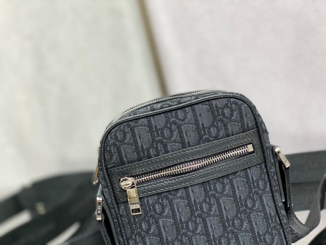 Dior 豎版相機包-15*6*18cm