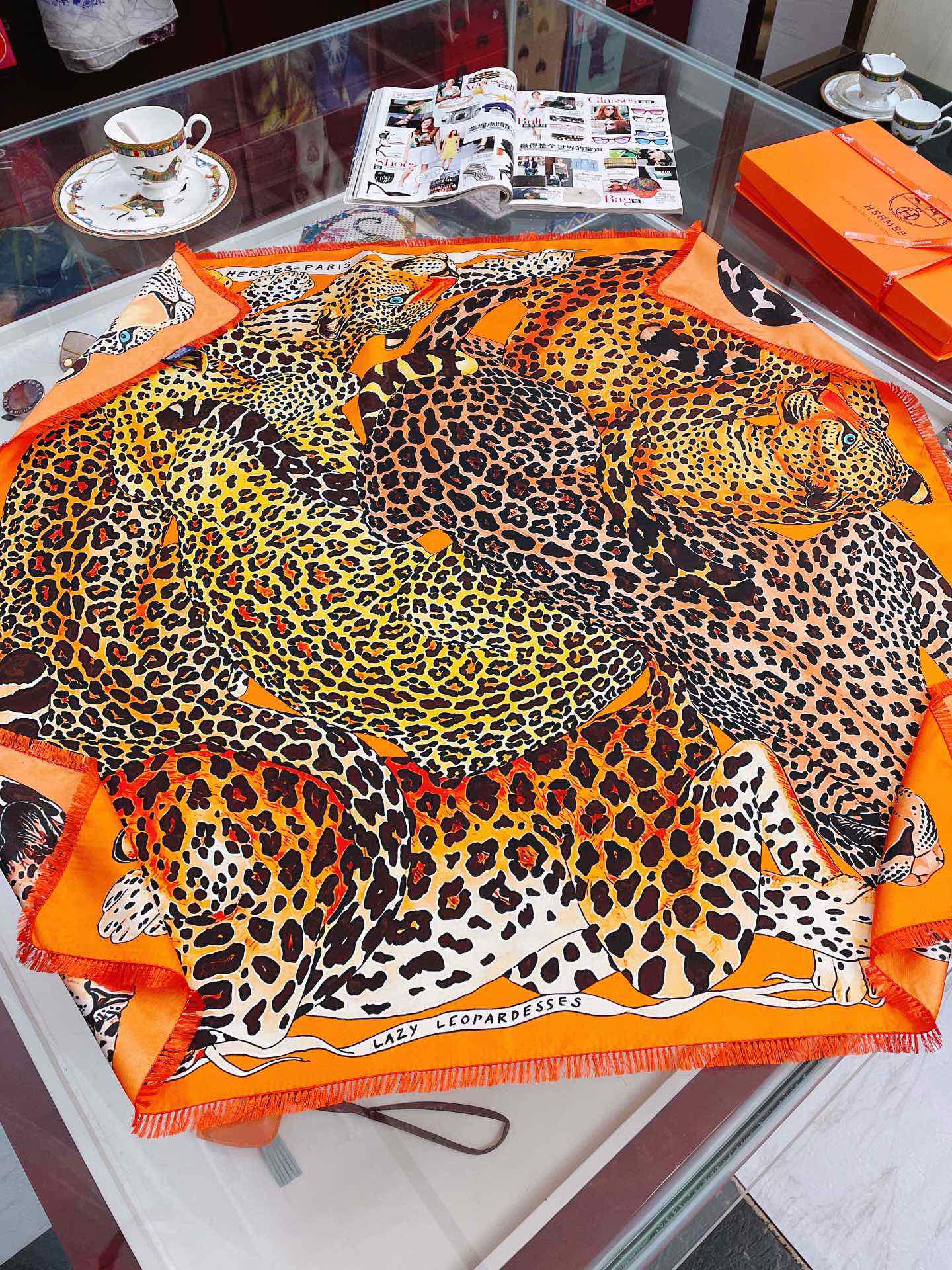 Hermes 慵懶花豹90絲巾