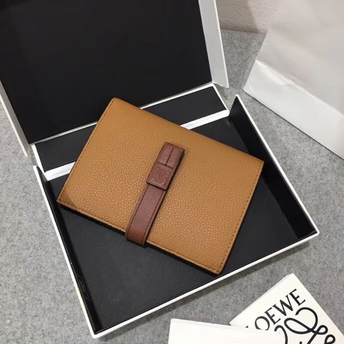 Loewe 對折中夾