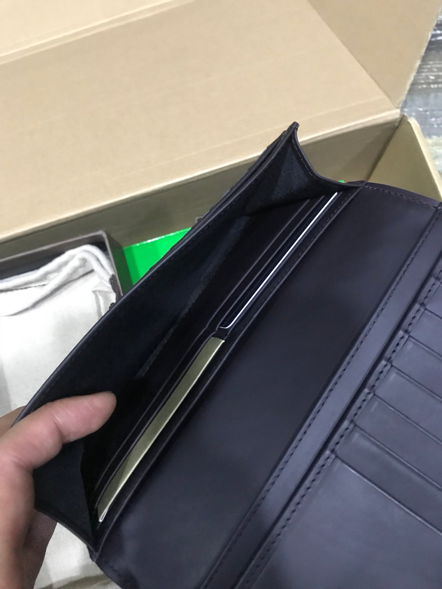 BV 翻蓋長夾-義大利原廠胎牛皮