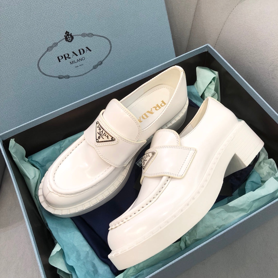 Prada鞋-Prada Loafers 亮皮三角銀字logo 厚底樂福鞋（白色）