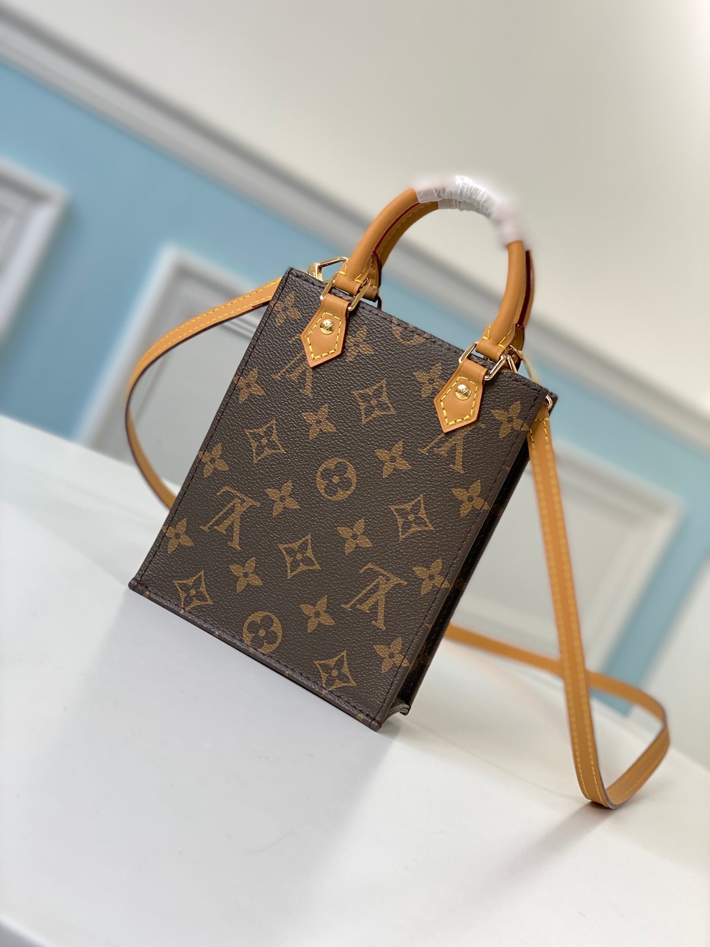 M69442 路L家-PETIT SAC PLAT 手袋 上身照