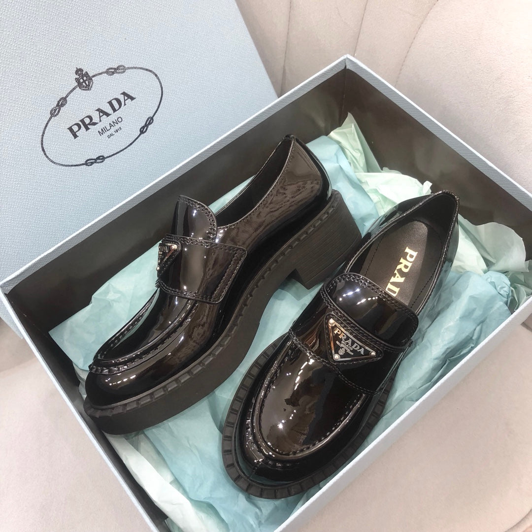 Prada鞋-Parda Loafers 亮皮三角銀字logo 厚底樂福鞋（黑色）