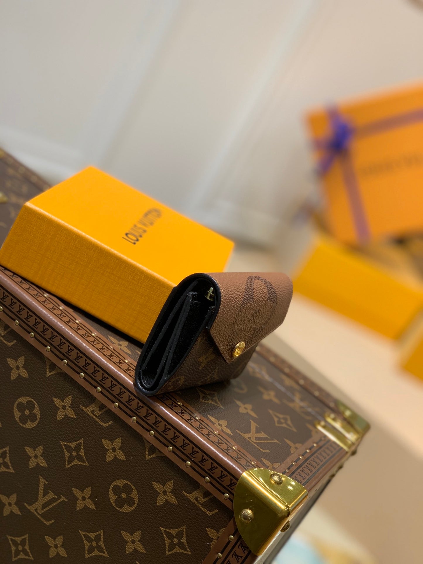 LV M80725 黃花 Zoe 三折短夾