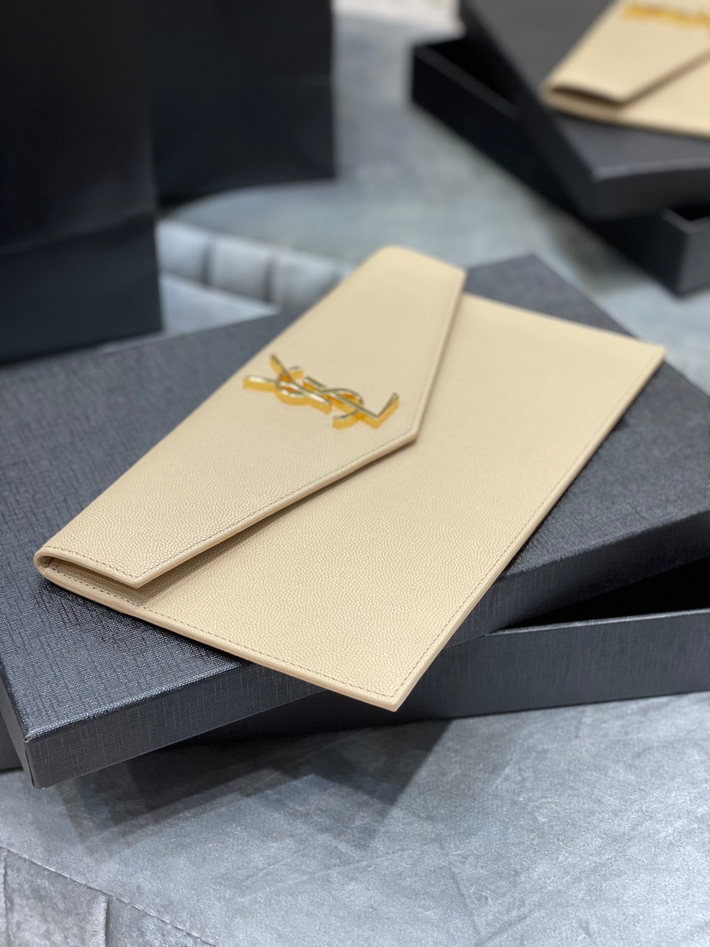 YSL ptown_新品手拿包-杏色魚子醬皮金釦