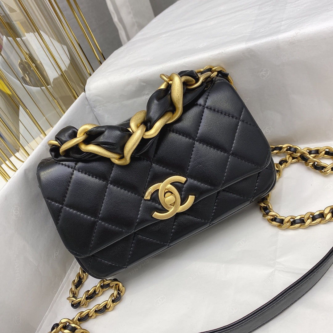 Chanel 拋光小羊皮菱格口蓋包