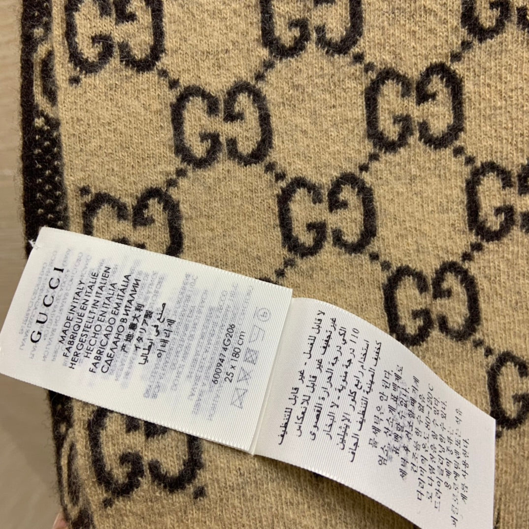 Gucci 雙面羔羊毛圍巾
