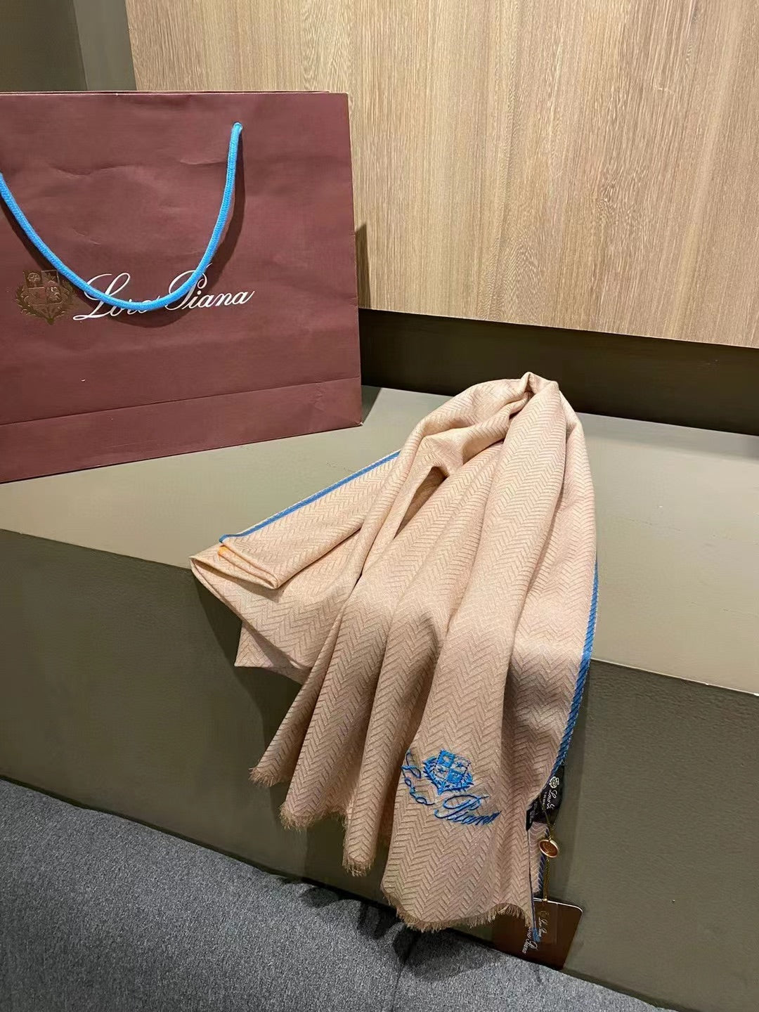 L-Piana  100%羊絨純色系水毛人字紋金斯圍巾-200隻水絨紗線-90*200cm