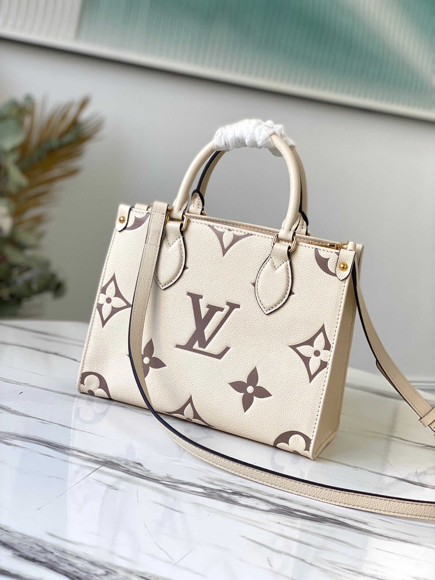 LV M45654 奶白淡粉 Onthego PM