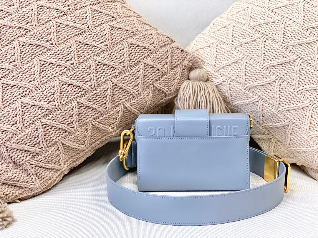 Dior 蒙田 Mini Box-平紋牛皮-珐瑯扣-17.5cm-天藍色