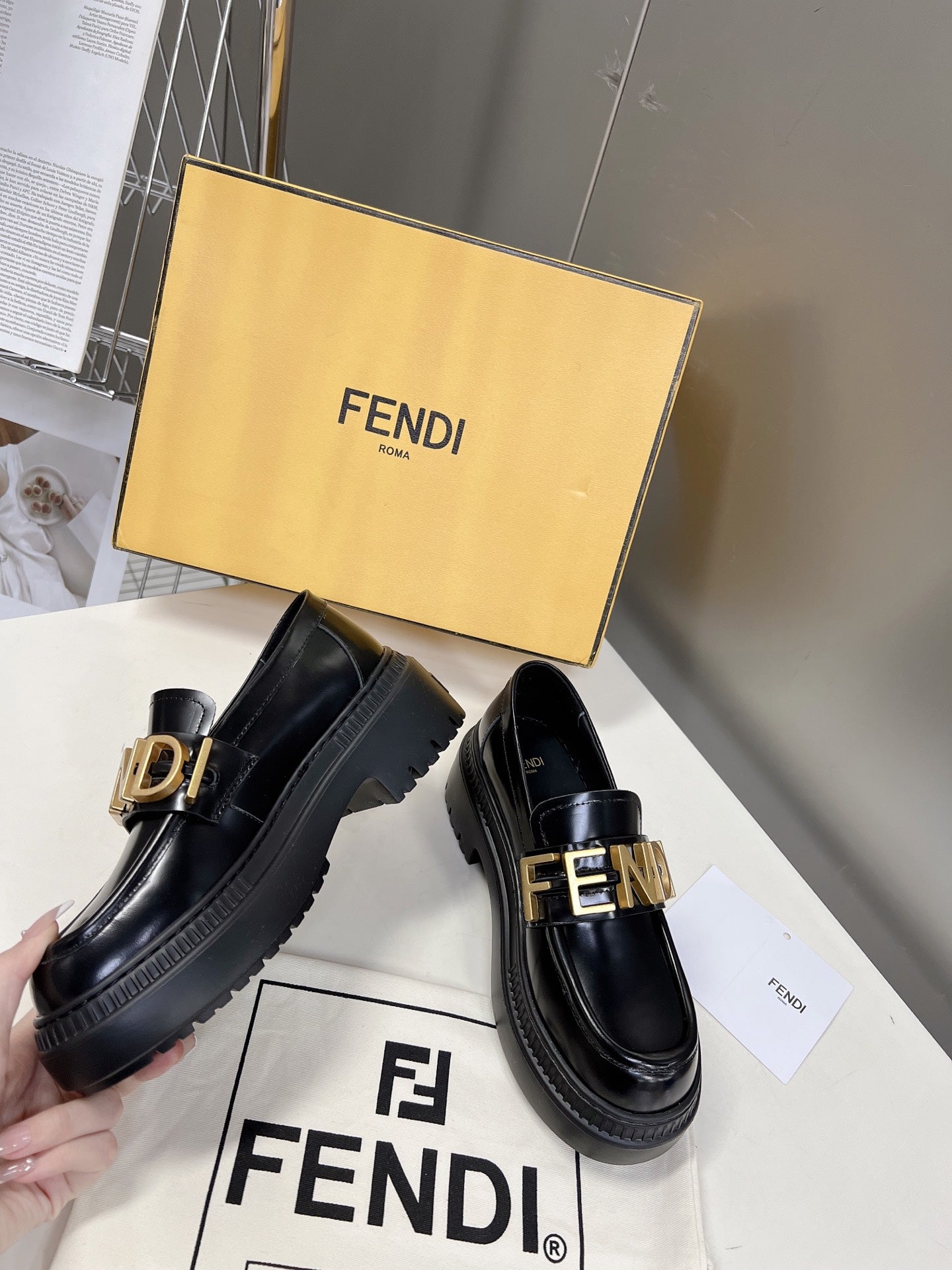 芬F家-2022早春新款 字母福樂鞋 黑色