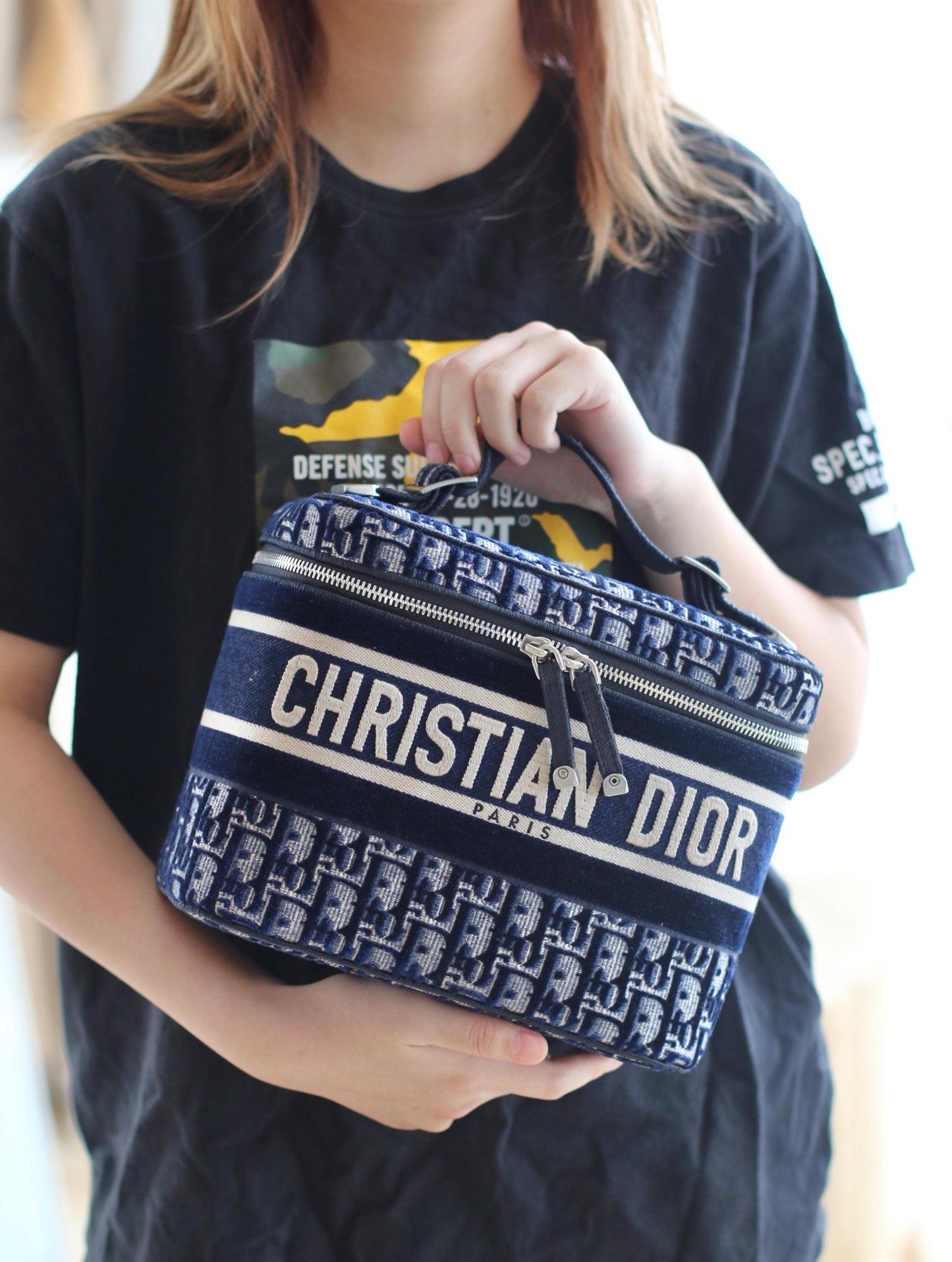 Dior 帆布刺繡絲絨化妝包