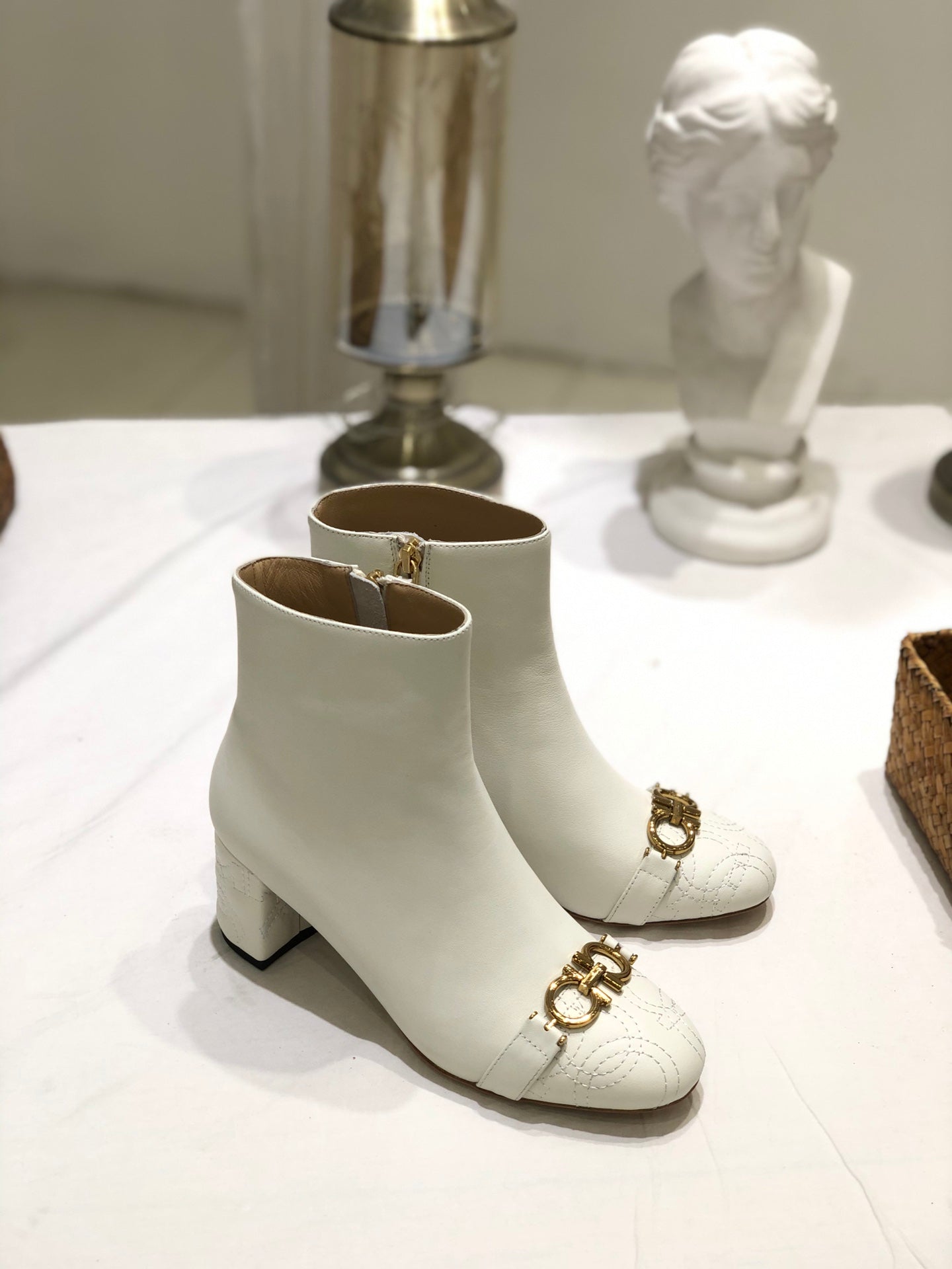 SF菲拉格-2022秋冬新款 Gancini馬蹄扣 粗跟短靴 白色