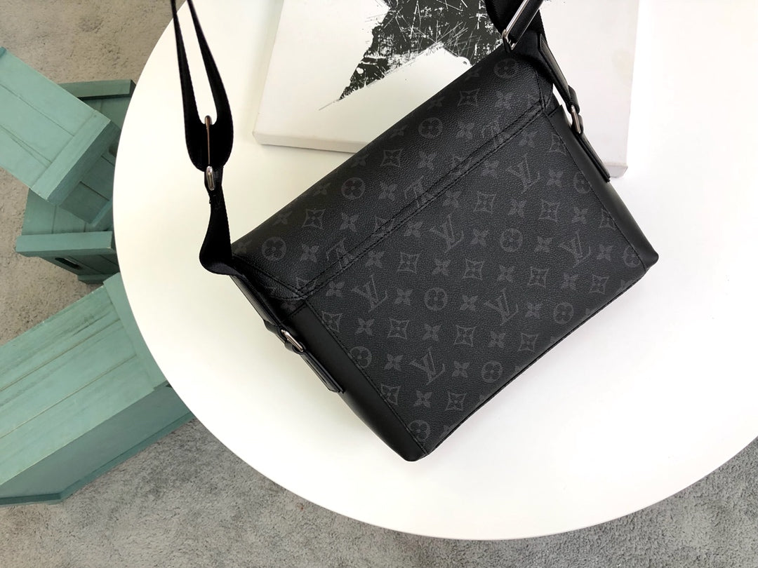 Lou-Monogram Eclipse 郵差包