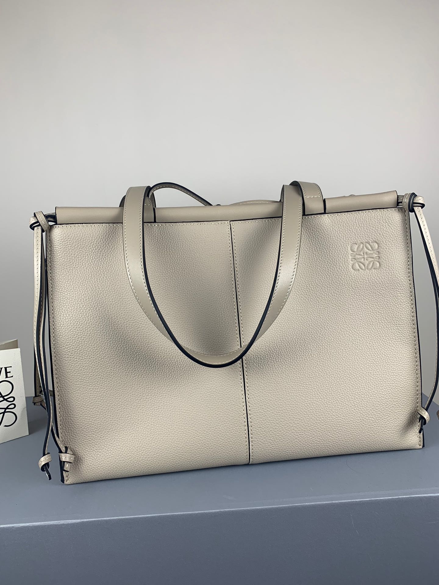 羅L威-Cushion tote 小牛皮 白色