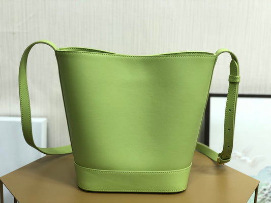 賽C家-2022s春夏新品 CUIR TRIOMPHE小號光滑牛皮水桶包