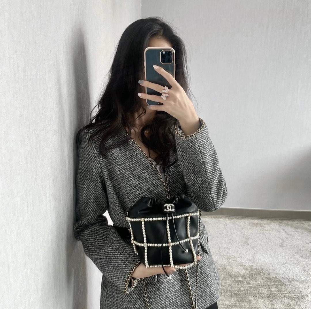 Chanel 小號羊皮抽繩水桶包