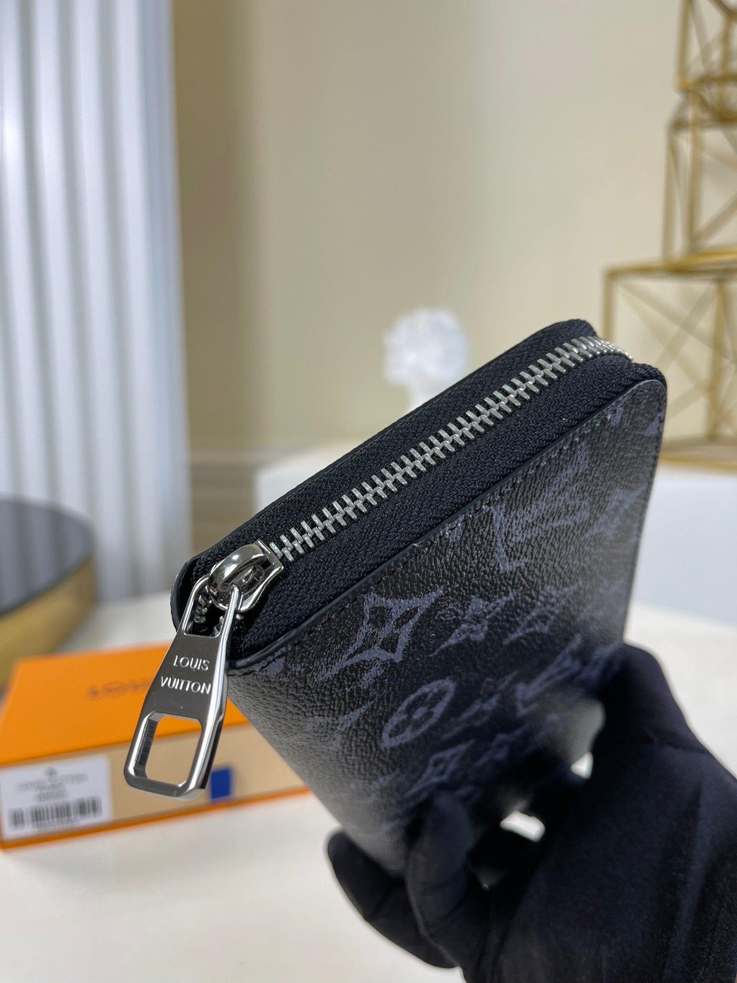 LV M80020 男款拉鍊長夾