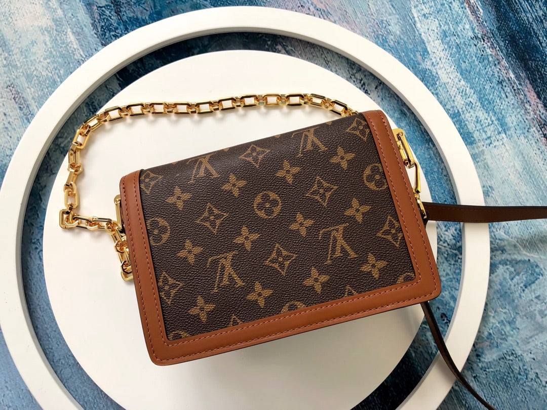 M43392 路L家-2019 早春 Dauphine 郵差包 小號