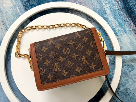 M43392 路L家-2019 早春 Dauphine 郵差包 小號