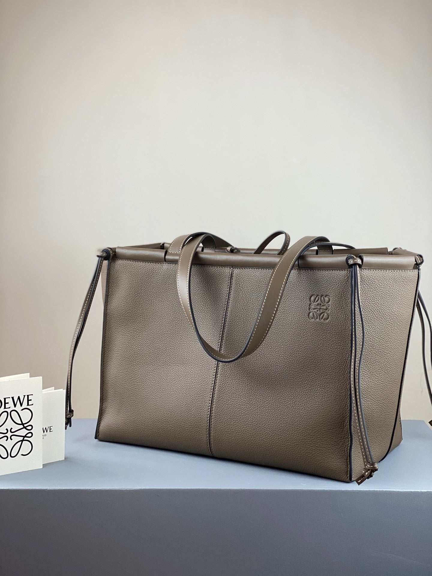 羅L威-Cushion tote 小牛皮 灰色