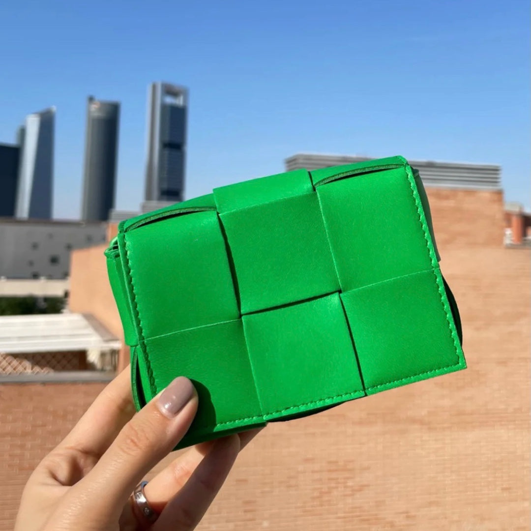 B編織-羊皮方格Mini cassette Bag 迷你編織包 12x8x4 上身圖