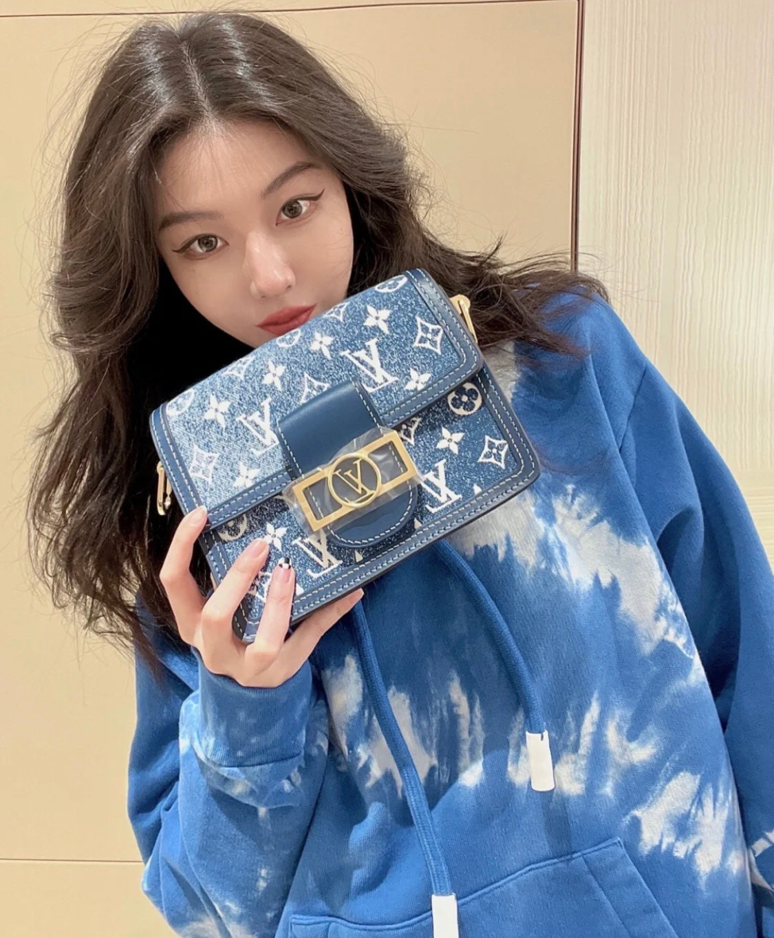 M59716 路L家-Dauphine 小號手袋 牛仔藍色 上身照