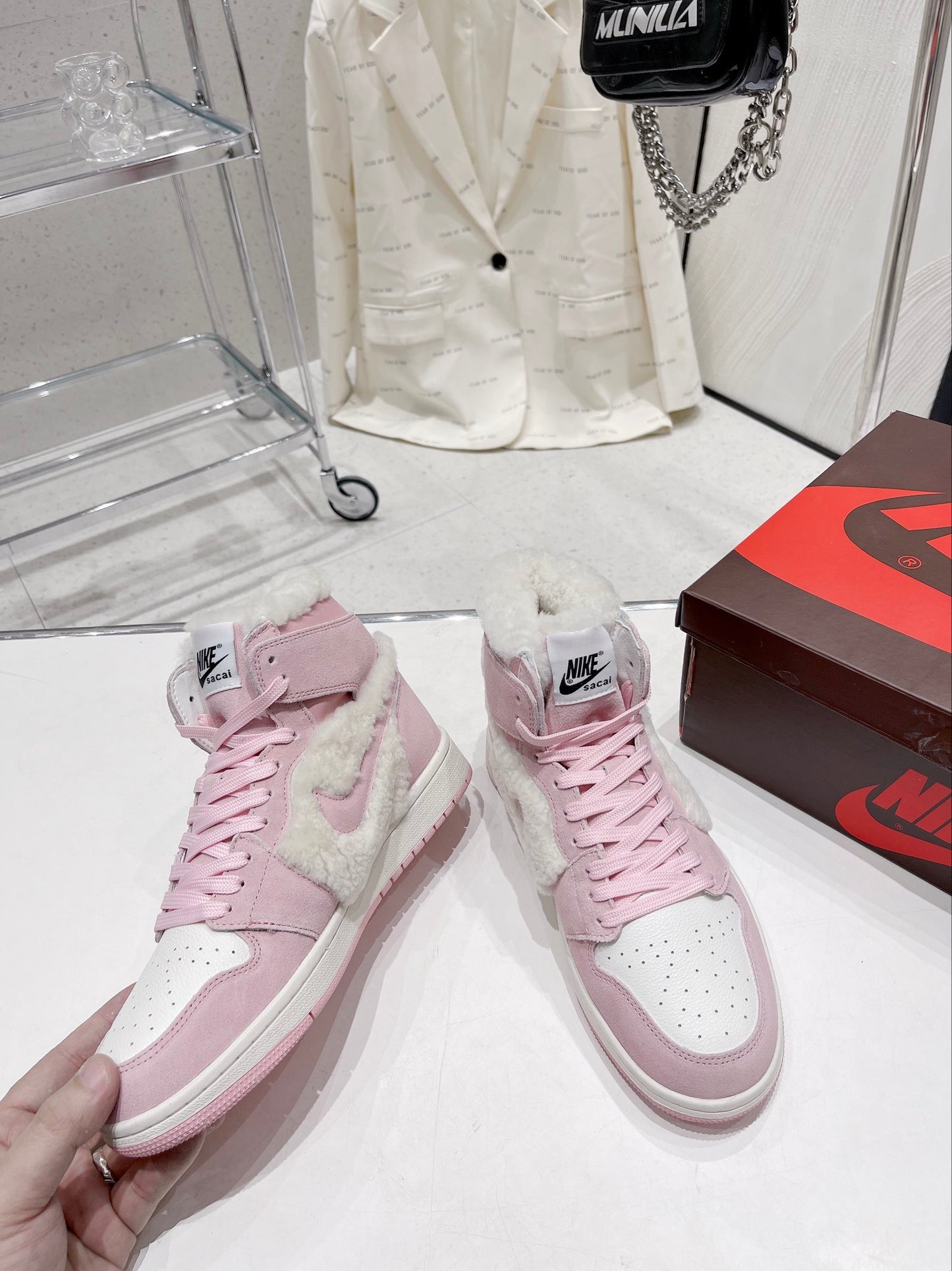 N1KE-WMNS Air Jordan 1 男女同款 毛毛款 粉色