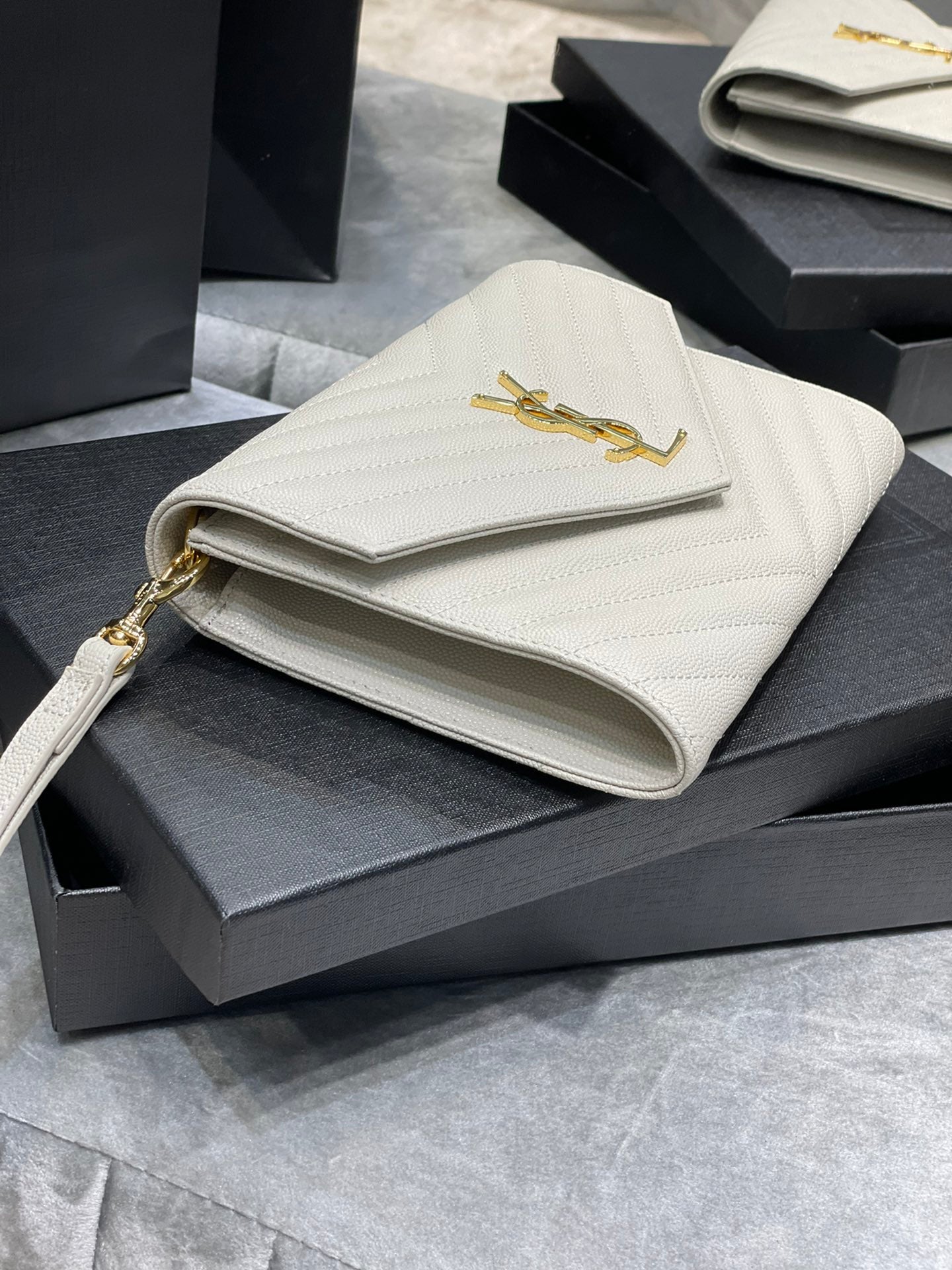 YSL_魚子醬手拿包-白色金扣