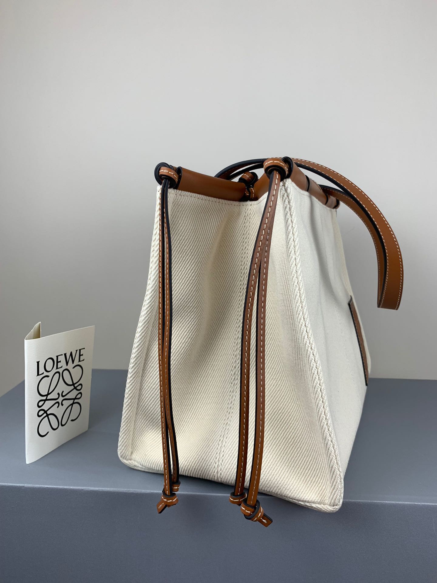 羅L威-Cushion tote 白色棕皮