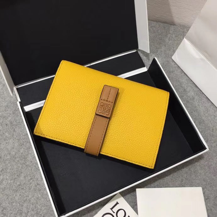 Loewe 對折中夾